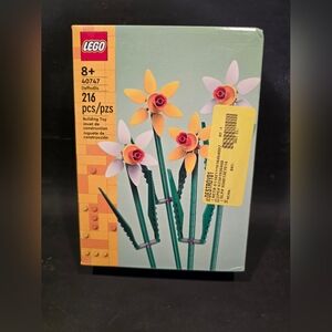 LEGO BOTANICAL Daffodils Set with Yellow and Orange Blooms